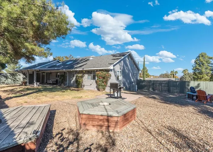 Relaxing 3br Getaway Close To Vineyards With Shared Hot Tub